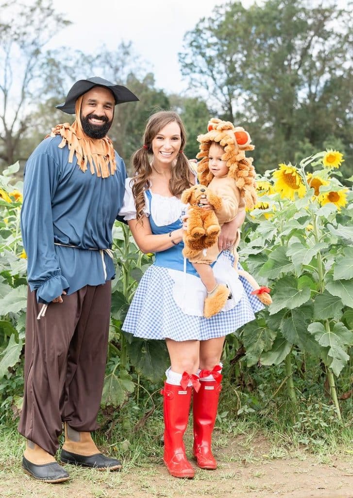 I simply adore family costumes every Halloween, especially when there is a little baby along for the trick 'r treating.  So, today I've gathered 15 of the most unique, easy to put together last-minute family costume ideas especially for couples with babies!  Which idea will your family try this Halloween?  